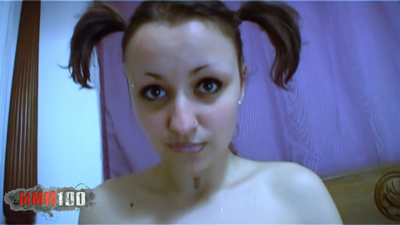 MMM100 Solo: Krystal Wallas Krystal Wallas Dildoing sama na łóżku