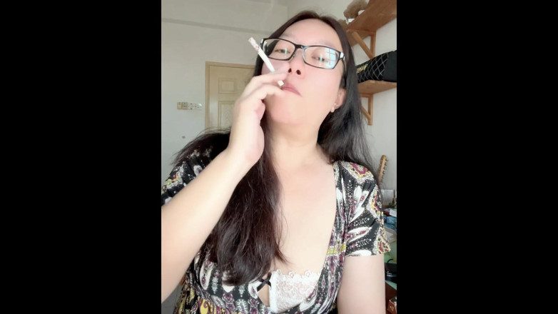 Smoking Asian: Asiático fumadora del lado oscuro: progresión del filtro de cigarrillos...