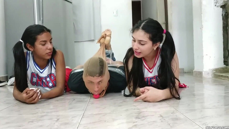 Selfgags femdom bondage: Fotbalista v punčochách a svázaná na podlaze dvěma roztleskávačkami!