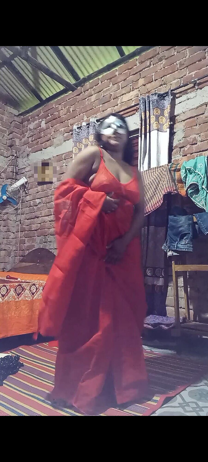 Skakoi: Hot Bhojpuri Strip Dance in Saree Desi Girl Slow Seduction