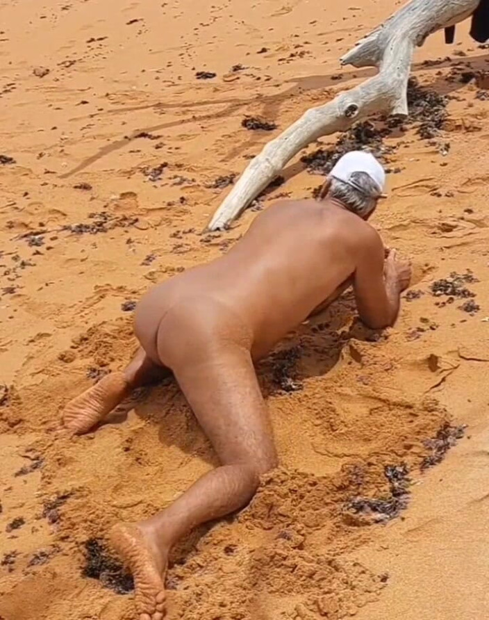 Ladysilvas: Nackte heiße ladysilva am strand zeigt ihren gebräunten sexy arsch...