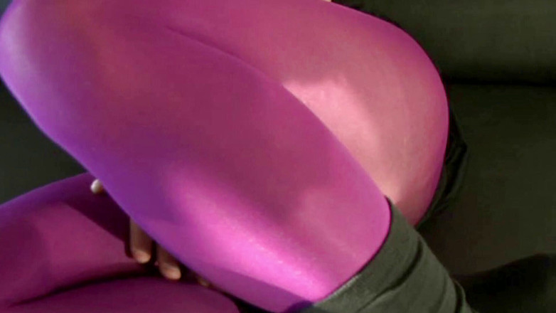 Nylon Xtreme: Masque en nylon gris et jambes de collants roses