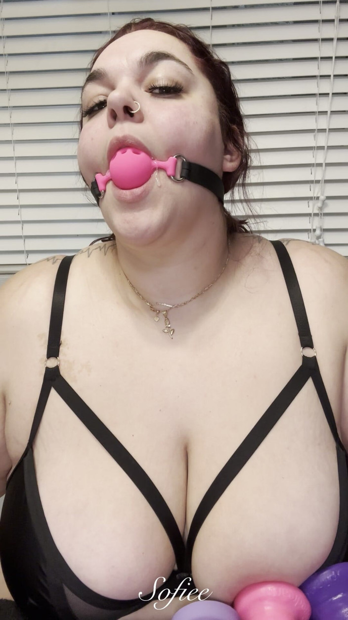 SofieeSoles: Stora tuttar, massor av spott &amp;a ball gag solo kul