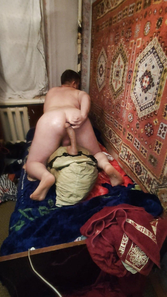 Sergo18333: Гей скачет на дилдо