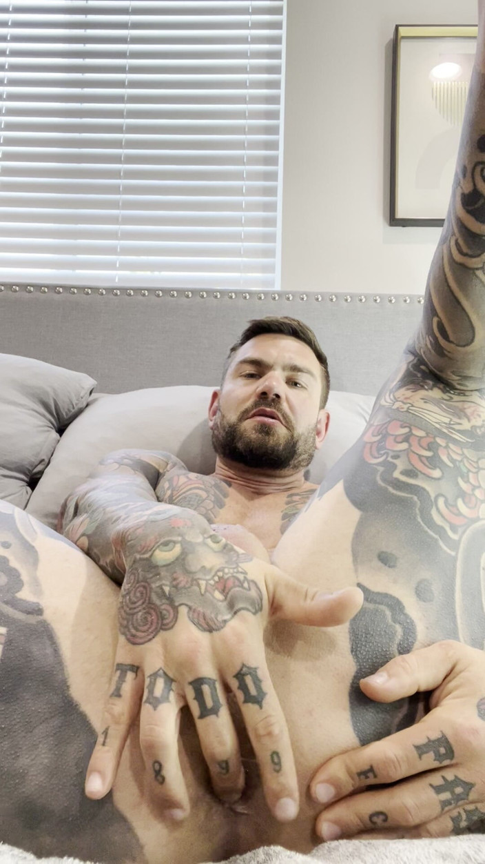Juan Lucho Gay: ハンサムなスペイン人が怒る