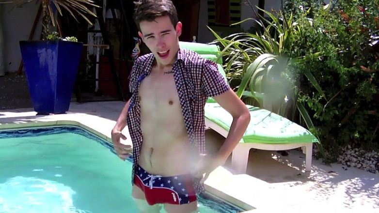 YOUNG FUCKED BY OLDER: Twink yüzme havuzunda eğlenmek için yaşlı bir adam tarafından sikiliyor