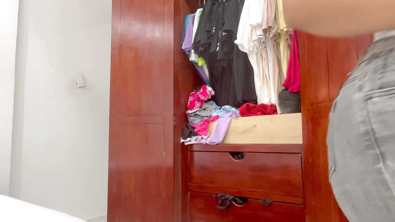 Katrina4deluxe: Empregada rabuda troca de roupa