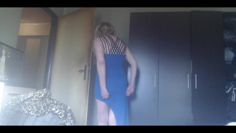 Blond Goddes: Rauchendes heißes schätzchen im kleid fickt ihre muschi mit lieblingsspielzeug. 