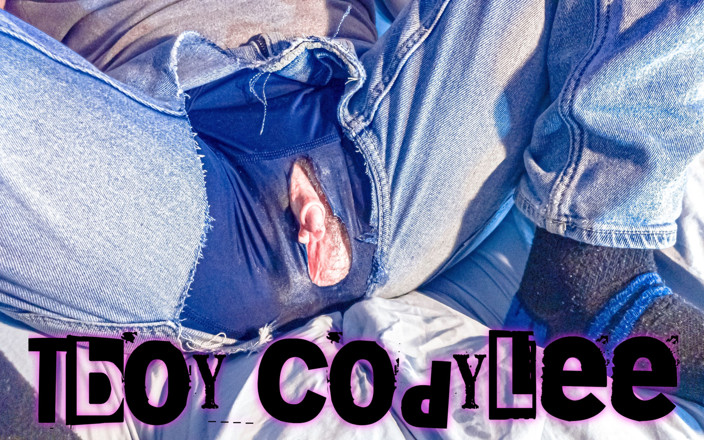 TboyCodyLee: Rozřezání oblečení TboyCodyLee vystavuje jeho prsa a ptáka