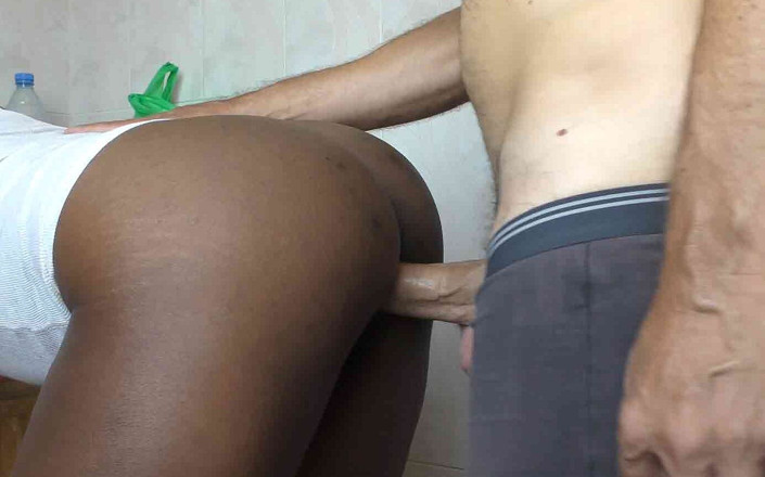 Bam-bulax: Une soubrette noire se fait éjaculer dessus dans la cuisine par...