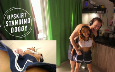 SexyGamingCouple: Dari bawah tampilan gaya doggy meniduri cewek Asia mungil