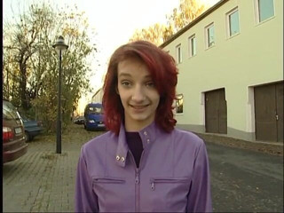Dirty Teeny: Ragazza rossa con tette piccole fa un pompino incredibile al...