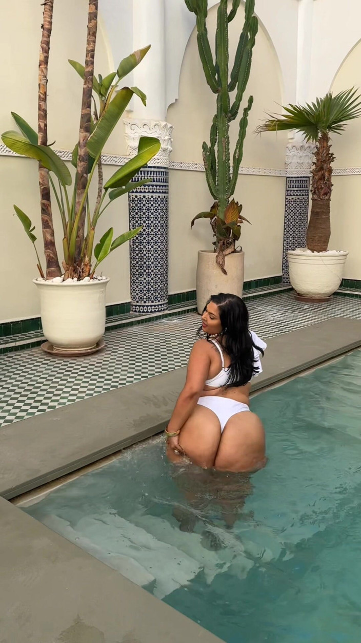 Zozonicoco: La BBW Twerka in Piscina Spruzzando Acqua Con Il Culo...