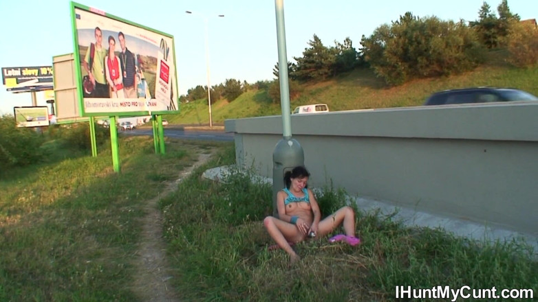 I Hunt My Cunt: Lovím svou kundu - 18letá holka Misha Baht si honí vedle dálnice