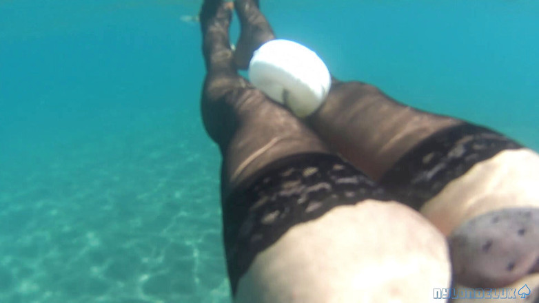 Nylondelux: Meia-calça preta no mar