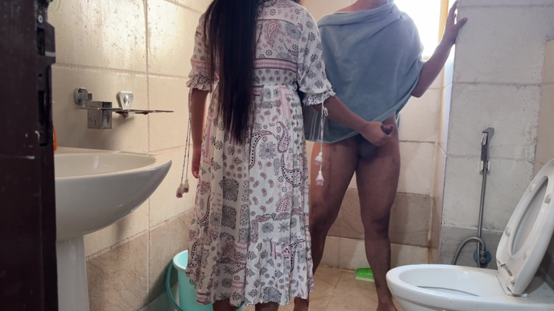 Hornycouple149: 샤워 후 벌거벗은 밀프 Saara를 본 배다른 아들