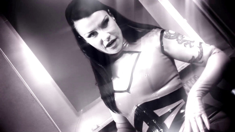 Bizare & Extreme: Travestiet slaven likken pis meesteressen