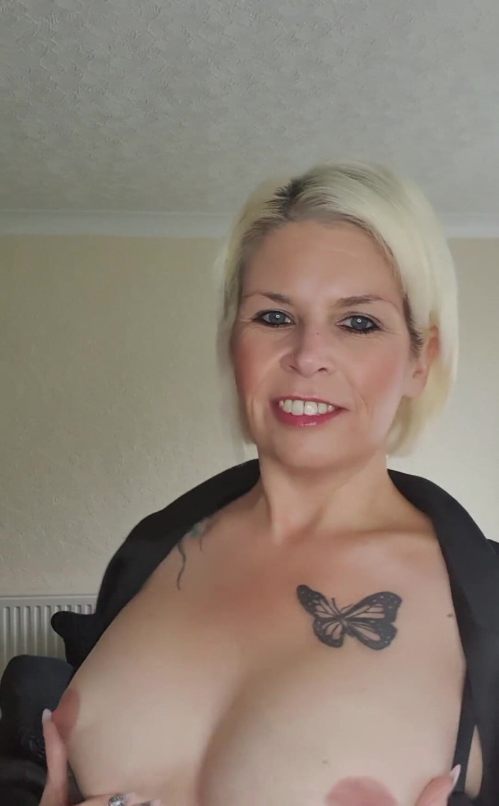 SkylerSquirt: Salut tous ont une super seins mardi