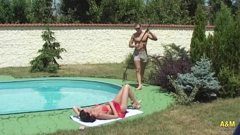 A&M Studios: La fille en rouge se fait baiser dans la piscine.