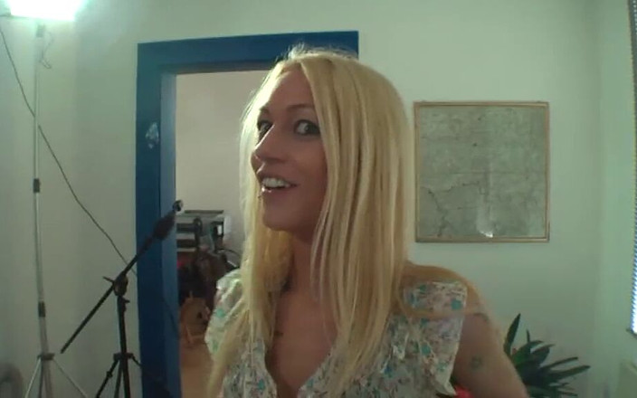 FoxyMedia: De schoonheid van de blonde met lang haar en nu...
