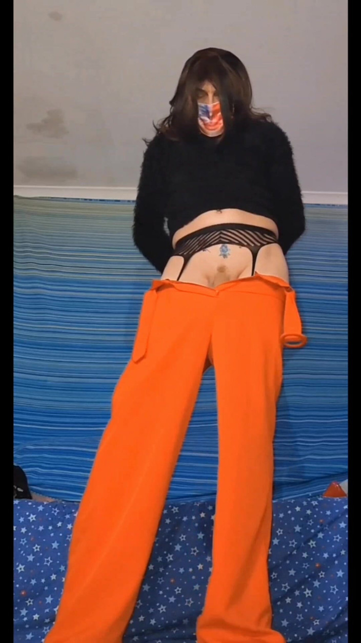 Lizzaali: 我就是喜欢我那丰满的红色复古裤子，脱下它们也很有趣