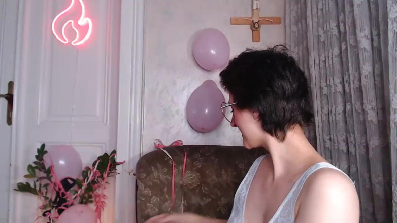 The Antichristrix: Camgirl semak penuh di bawah gaun malam