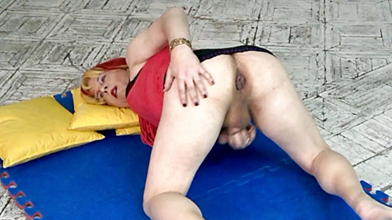 Dildo Man and Cross Hard Sex: Milenna älskar att göra gymnastik och visa sin söta röv