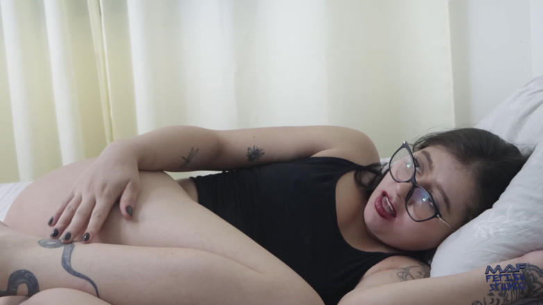 MAF fetish studio: Gabi mit einem Ledergürtel disziplinieren