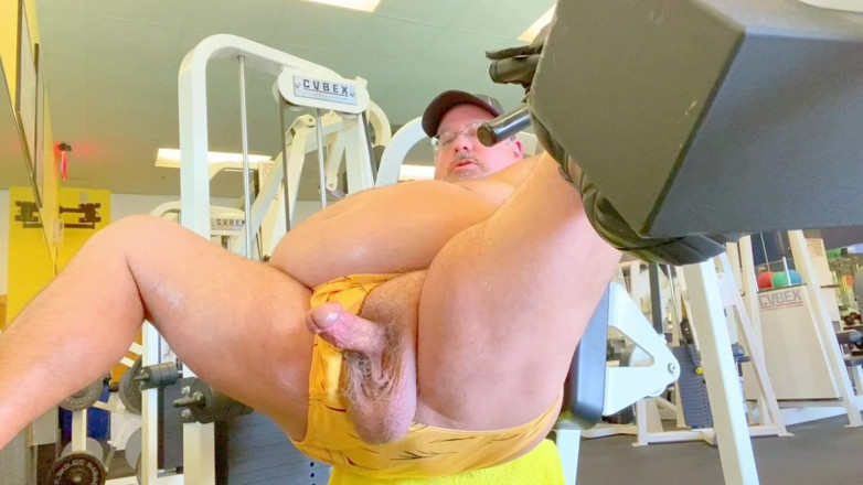 Hand-Free-Daddy-Chub: 筋肉雄牛のおじいちゃんはジムで巨大なザーメンを持っています