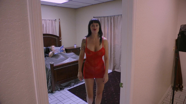 Angie Noir: Madrastra necesita semilla - hijastro grouchy necesita un ascensor con Angie...