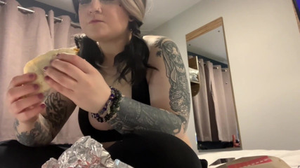 Bigtiddygoth: Готична дівчина мукбанг з Tacos, повне відео на fansly