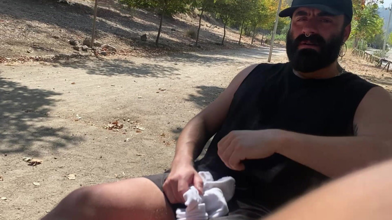 The Bearded Master: Fetiș cu picioare și pișare pe stradă.