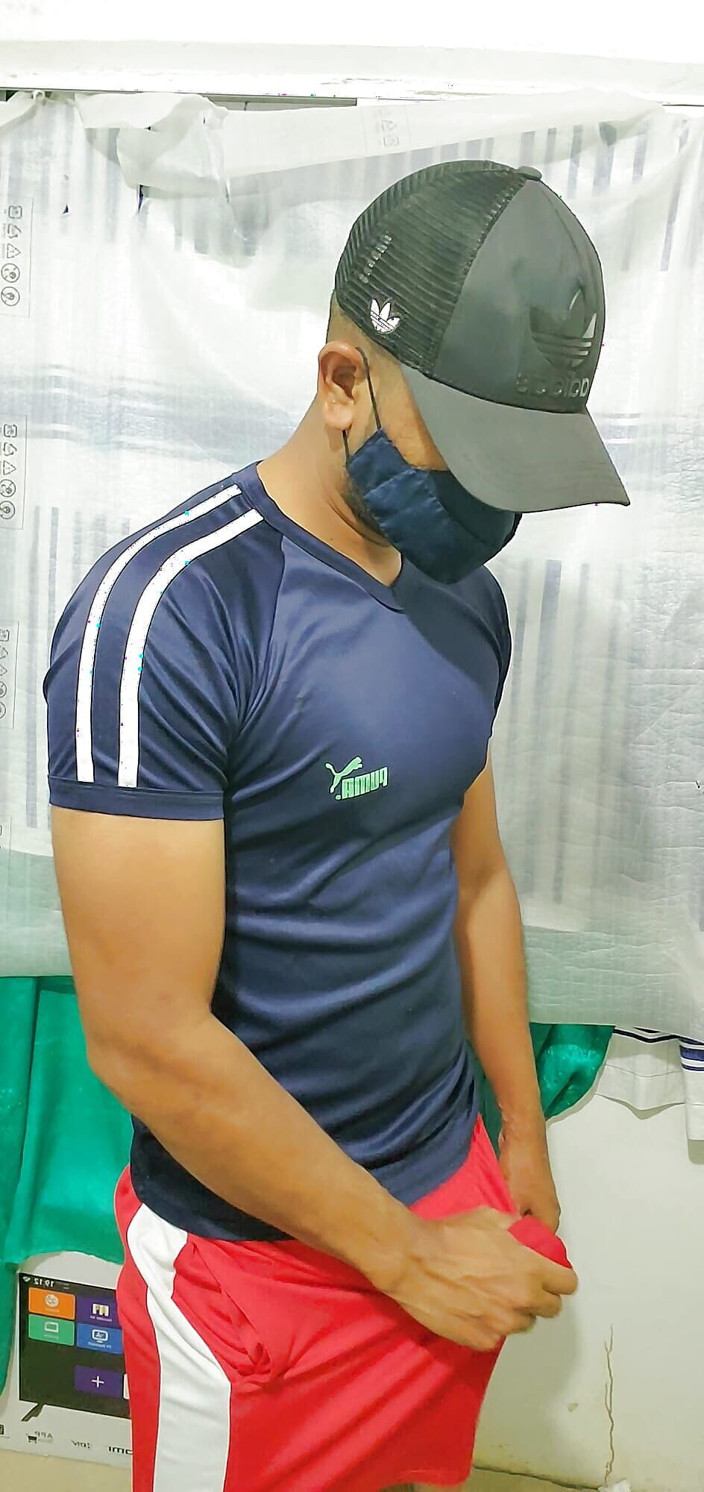 Charlieburrito: Une Indienne gay musclée se masturbe