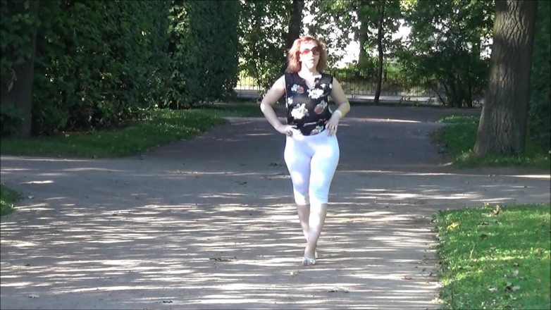 RedRoseRus: Velké zadky bílé legíny na procházce