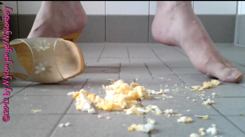 Carmen_Nylonjunge: Crushing: telur rebus