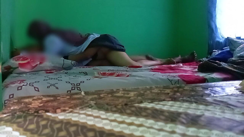 Famly sex: Studente virale che indossa l'hijab nella stanza del suo insegnante