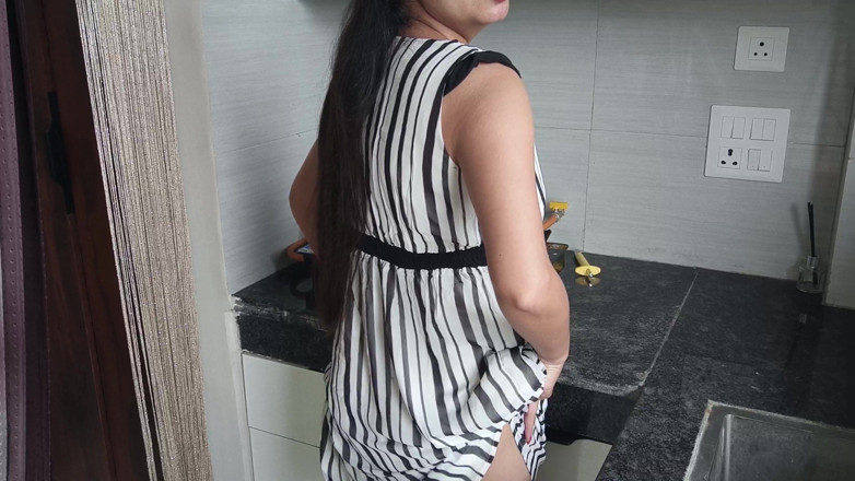 Saarabhabhi6: Seksi Hintli üvey kız kardeş üvey erkek kardeşiyle mutfakta sert ateşli seks...