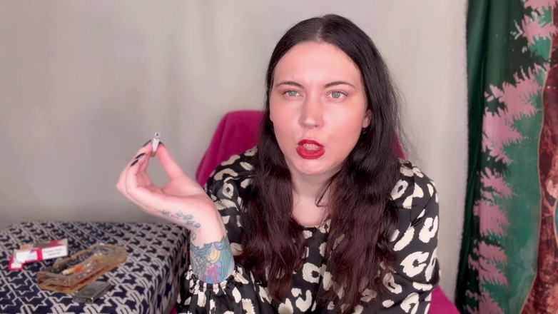 MissFFW: Mlle FFW fume dans une robe d’été