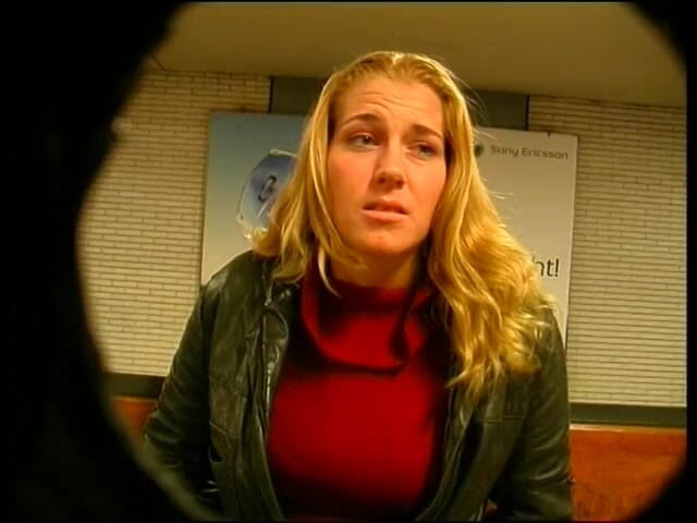 Crispy Teens: Blond nastolatka z dużym tyłkiem uwodzi swoją cipkę butelką