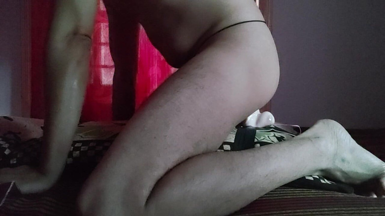 Slimmy_Sree: Ung söt gay ridning dildo på toppen och snabbt
