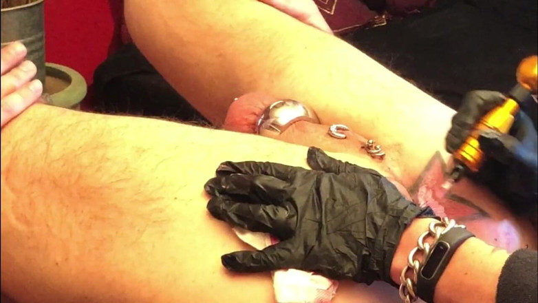 Dominatrix Frida: Cu de estrela tatuada