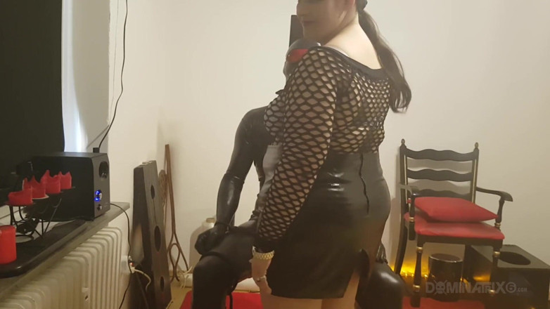 LadyPam: Gyllene duschfetisch - mogen domme dränker latexslav