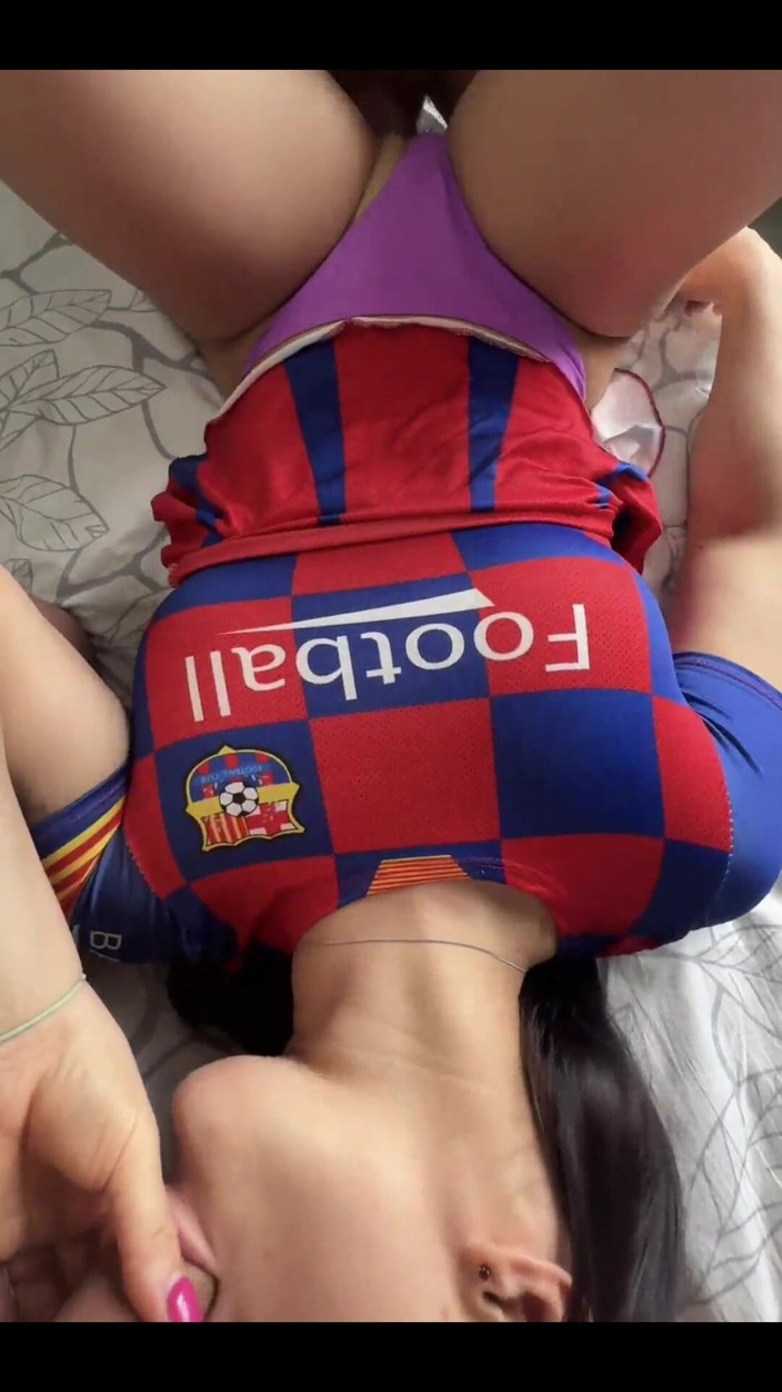 ComerZ: Une pom-pom girl sexy à gros cul se tape deux bites