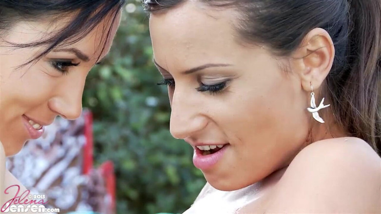 Jelena Jensen: Jelena Jensen y Sensual Jane en el coño lésbico caliente...