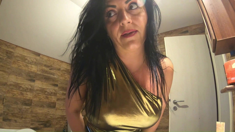 MilfyCalla: Bagno toilette Fetish. Robe in pizzo chiacchiere sporche e pipì...