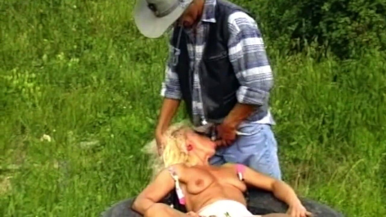 Deutsche Amateur Pornos: Piss promočená blondýna fisted venku - kapající čištění mrdky