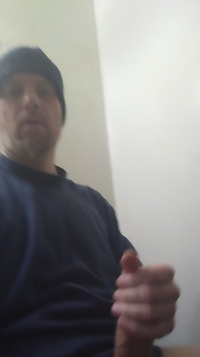 InterestingBasket8: Yo solo en el baño del motel, mientras mi compañero...