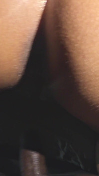 Mon demi-frère entre dans ma chambre pour me baiser la nuit