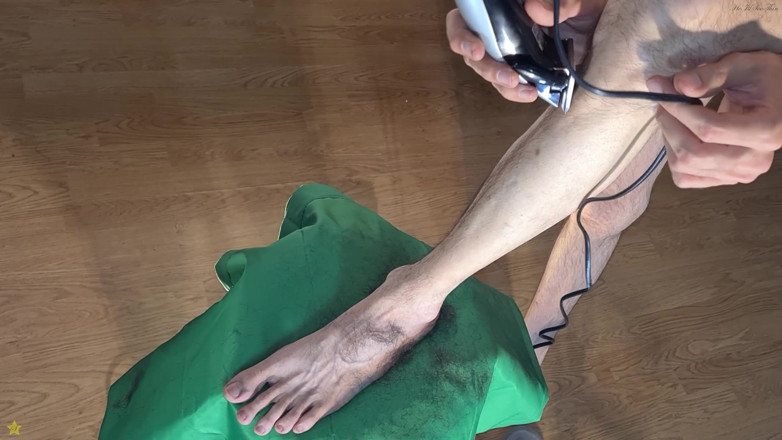 HeIsSooThin: Meine beine trimmen und ein enges kleid anprobieren