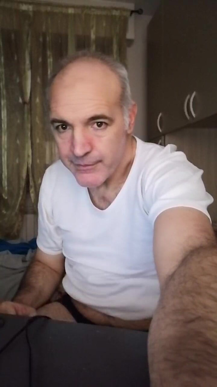 Setesesso7: Me masturbo mientras estoy acostado en la cama